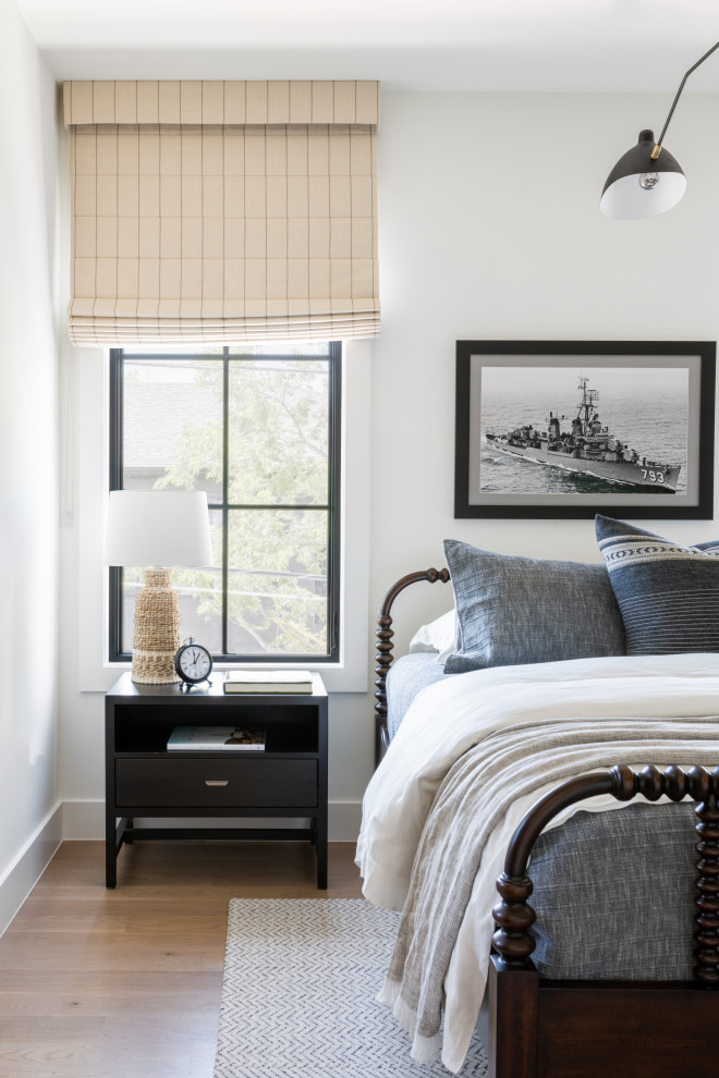 Идея дизайна: гостевая спальня среднего размера, (комната для гостей) в стиле неоклассика (современная классика) с белыми стенами, паркетным полом среднего тона и коричневым полом