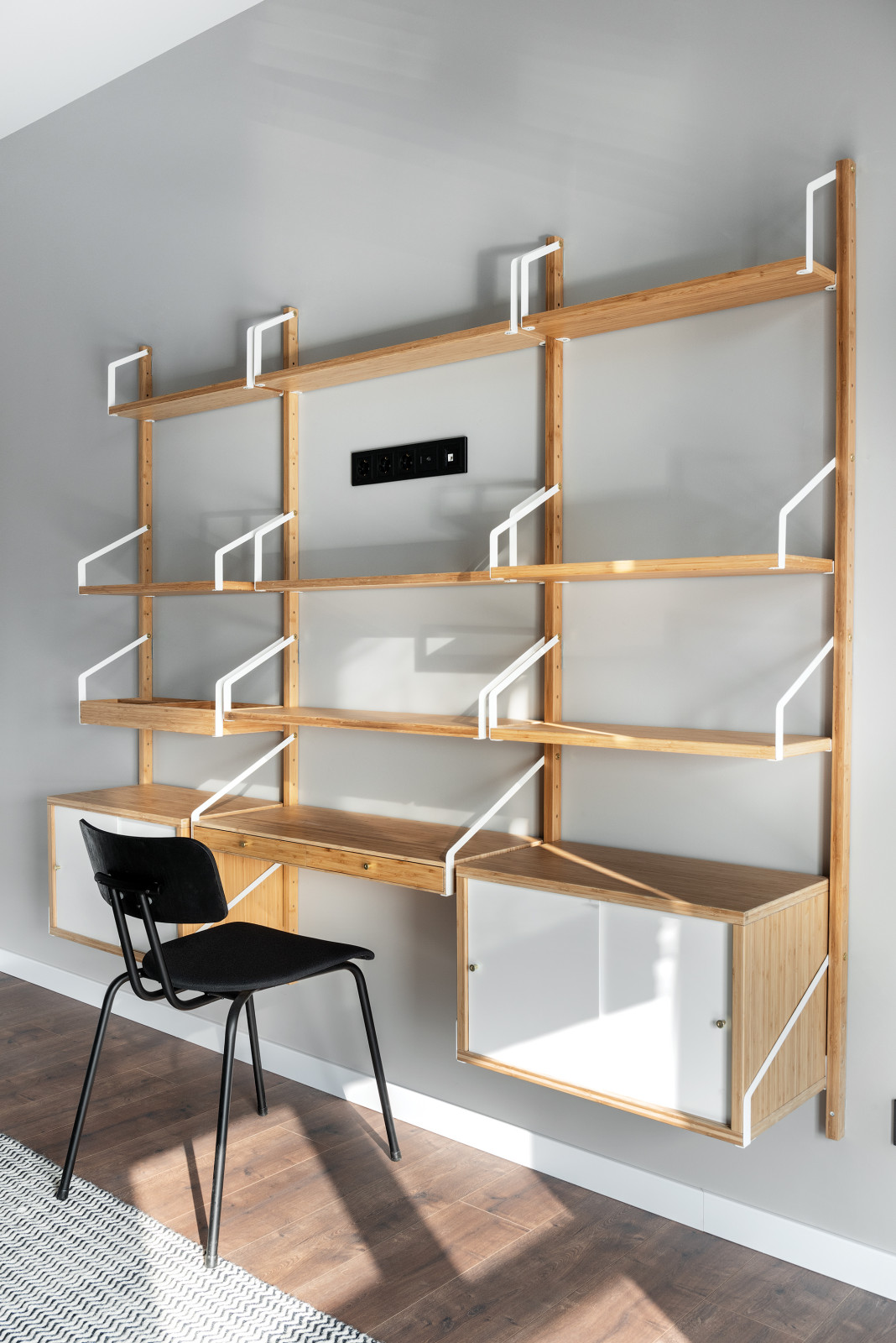 Спокойный, темный интерьер с элементами дерева