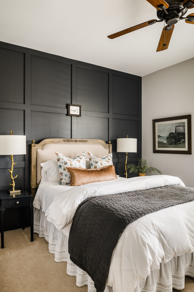 Foto de habitación de invitados tradicional pequeña con paredes negras, moqueta y suelo beige