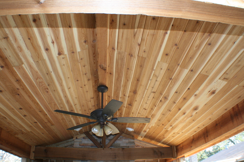 Example of a mountain style home design design in Dallas