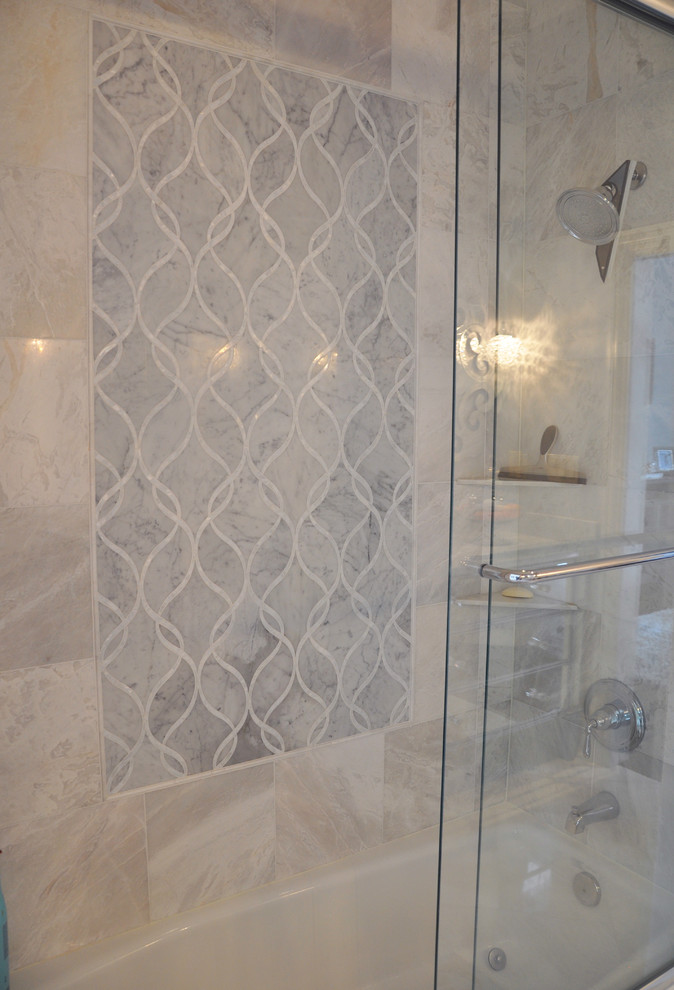 Idee per una stanza da bagno con doccia chic di medie dimensioni con ante di vetro, vasca/doccia, WC a due pezzi, piastrelle grigie, piastrelle a mosaico, pareti grigie, pavimento in marmo, lavabo da incasso e top in granito