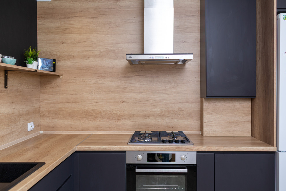 Черная брутальная кухня в современном стиле для тату-мастера