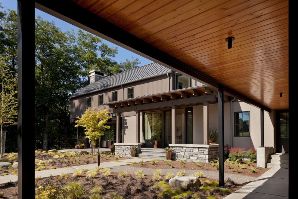 Diseño de fachada de casa marrón campestre con revestimiento de madera, tejado a dos aguas y tejado de metal