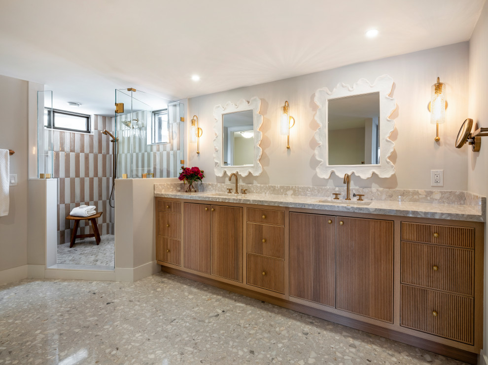 Cette photo montre une salle de bain principale bord de mer en bois brun avec une douche d'angle, un plan de toilette multicolore et meuble-lavabo encastré.