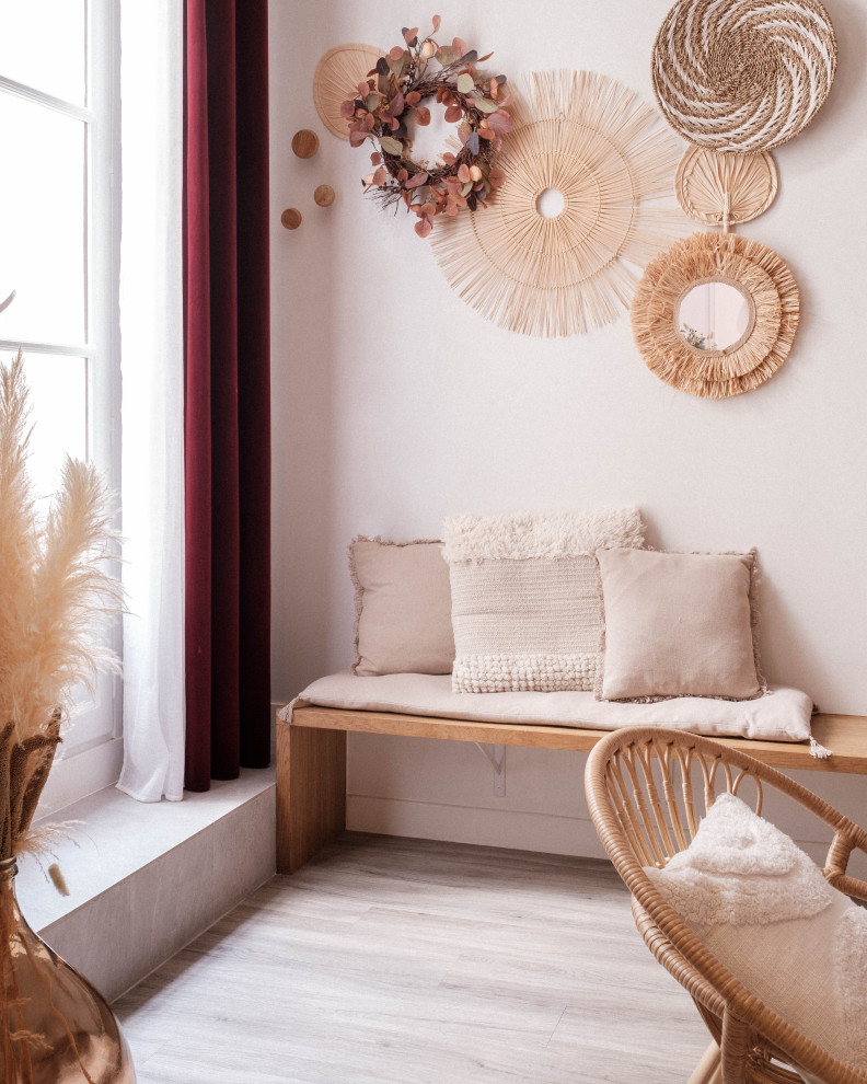 Foto de sala de estar abierta romántica de tamaño medio con paredes beige, suelo laminado, suelo gris y papel pintado
