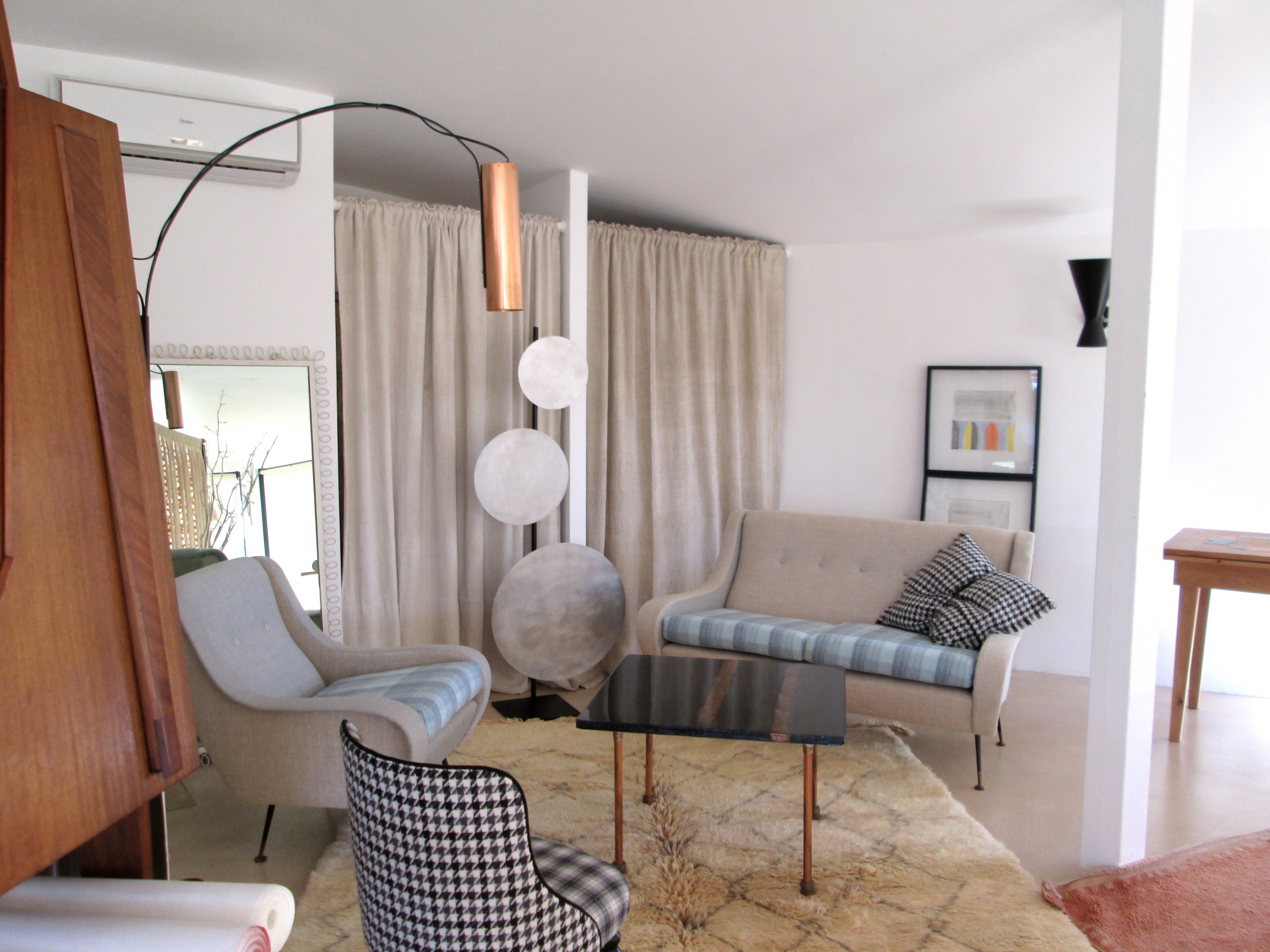 Casa al mare: un cabanon a pianta centrale, chiuso da muratura soltanto sui lati orientati a nord.  Uno spazio unico, aperto e luminosissimo. Muri e soffitto  bianchi, pavimento in resina con effetto