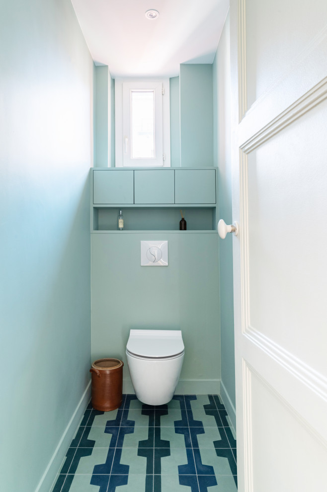 Источник вдохновения для домашнего уюта: маленький туалет в современном стиле с фасадами с декоративным кантом, синими фасадами, инсталляцией, синими стенами, полом из цементной плитки, синим полом и встроенной тумбой для на участке и в саду