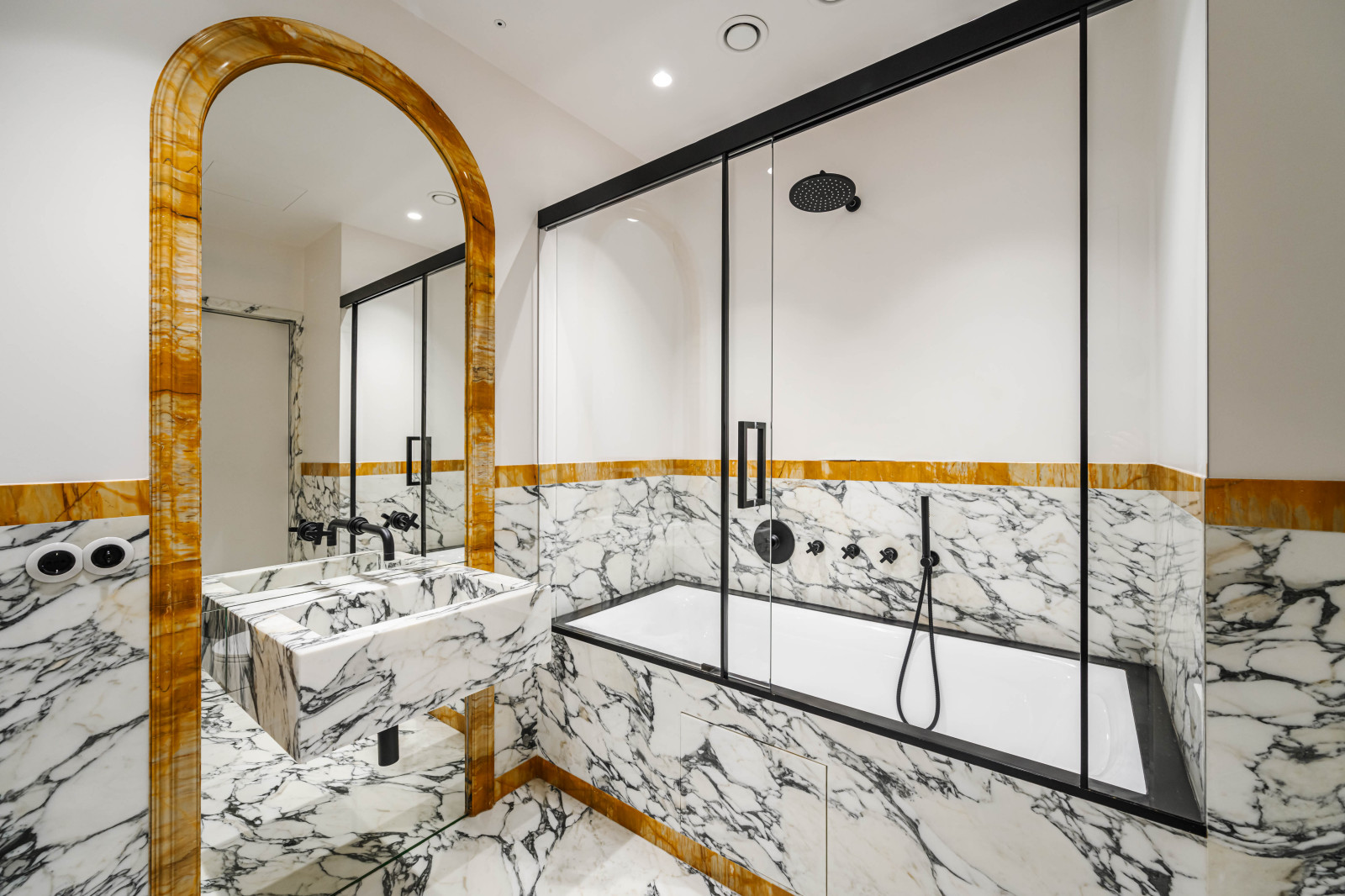 Мраморная студия в снежный день