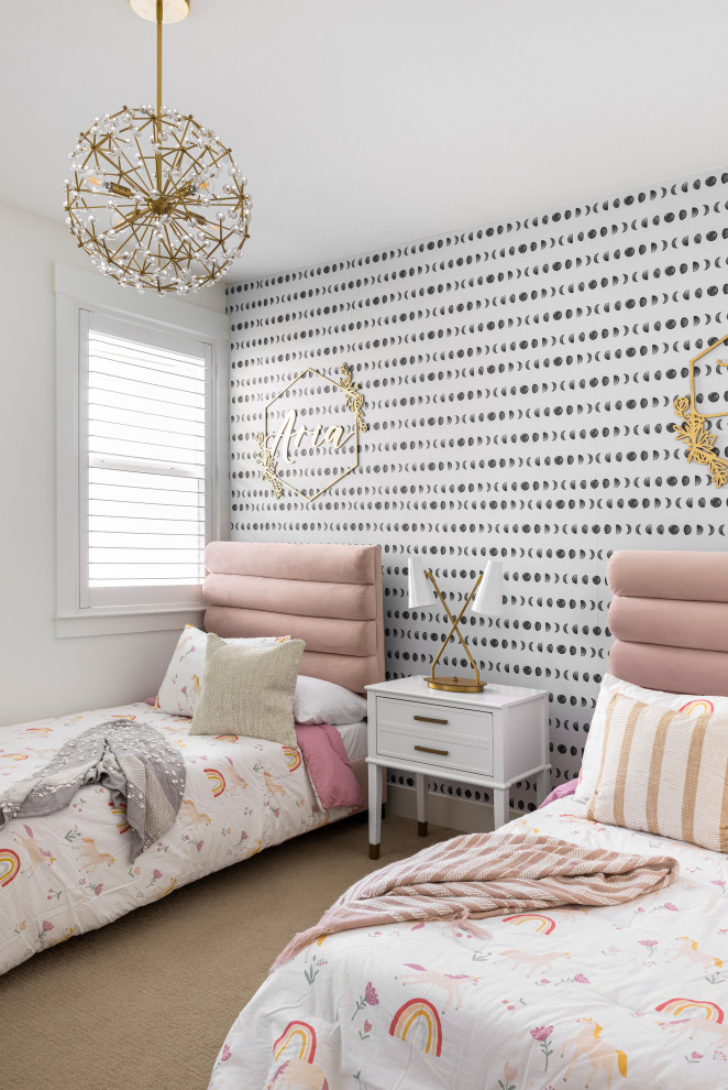 Klassisches Mädchenzimmer mit Schlafplatz, weißer Wandfarbe, Teppichboden, braunem Boden und Tapetenwänden in San Francisco