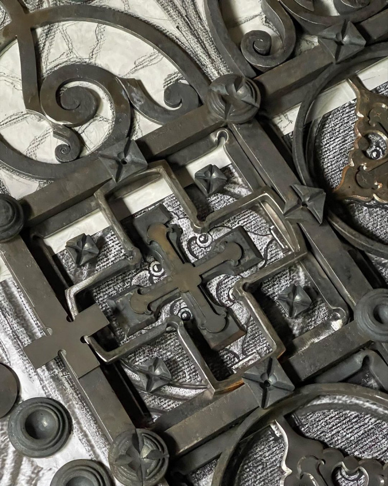 Кованые двери в Храм с витражными окнами.