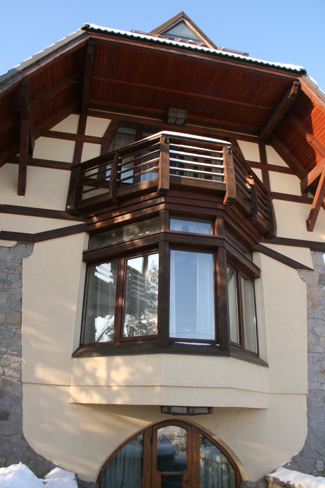 House in front of national park                       (Дом напротив заповедника)