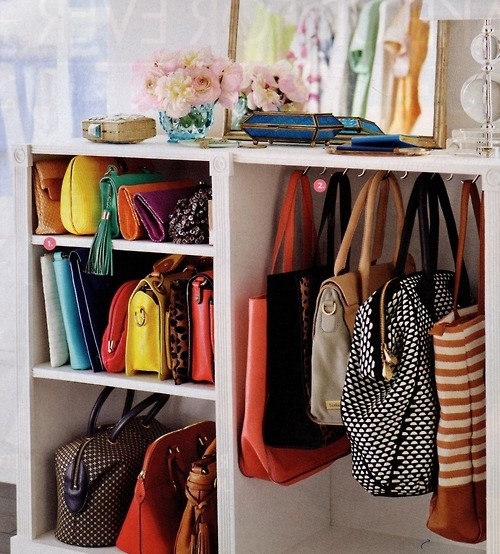 Cómo organizar los bolsos en tu armario para que ocupen menos
