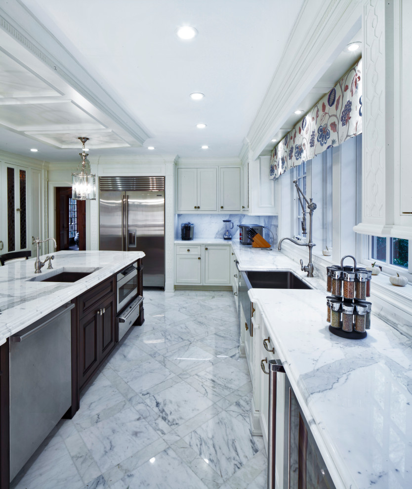 Modern inredning av ett stort vit vitt u-kök, med en rustik diskho, skåp i shakerstil, vita skåp, bänkskiva i kvarts, vitt stänkskydd, rostfria vitvaror, klinkergolv i keramik, en köksö och grått golv