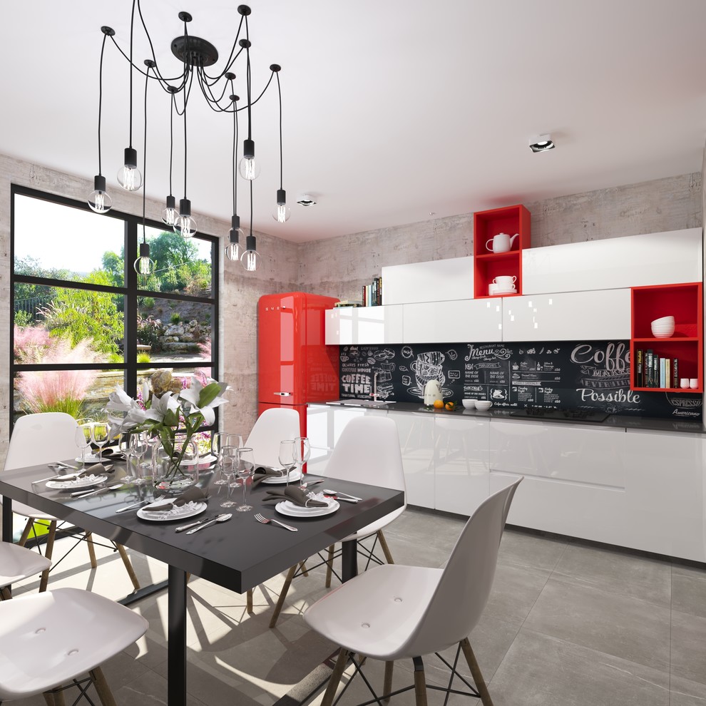 Уютная современная кухня с красными полками