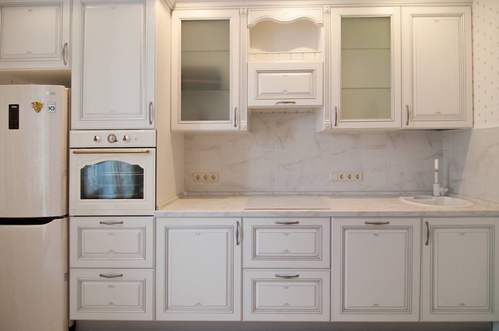 Светлый кухонный гарнитур в классическом стиле