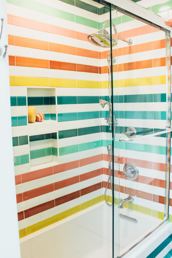 Ispirazione per una stanza da bagno boho chic di medie dimensioni con vasca da incasso, piastrelle multicolore, piastrelle in ceramica e pareti multicolore