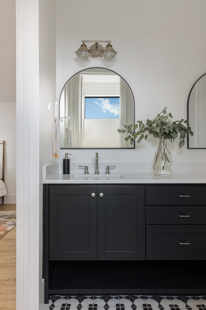 Bild på ett mellanstort nordiskt vit vitt badrum med dusch, med skåp i shakerstil, svarta skåp, vita väggar, klinkergolv i keramik, ett undermonterad handfat, bänkskiva i kvarts och flerfärgat golv