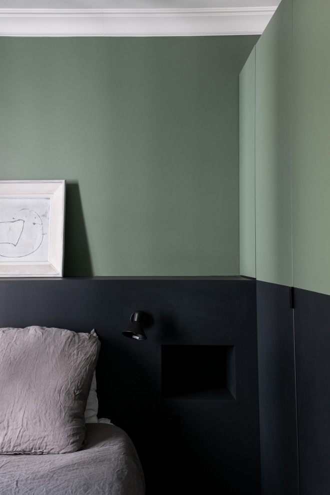 Kleines Modernes Hauptschlafzimmer ohne Kamin mit grüner Wandfarbe, dunklem Holzboden und braunem Boden in Paris