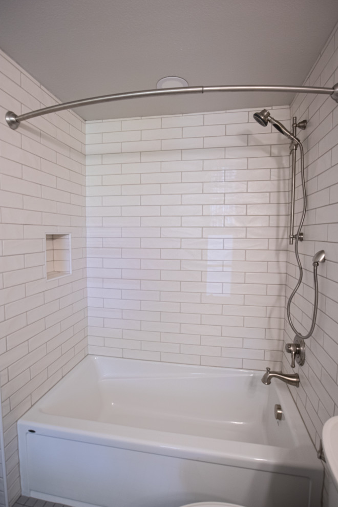 Пример оригинального дизайна: маленькая главная ванная комната в стиле кантри с фасадами в стиле шейкер, коричневыми фасадами, ванной в нише, душем над ванной, унитазом-моноблоком, белой плиткой, керамической плиткой, серыми стенами, полом из керамической плитки, врезной раковиной, столешницей из искусственного кварца, серым полом, шторкой для ванной, белой столешницей, нишей, тумбой под одну раковину, напольной тумбой и панелями на стенах для на участке и в саду