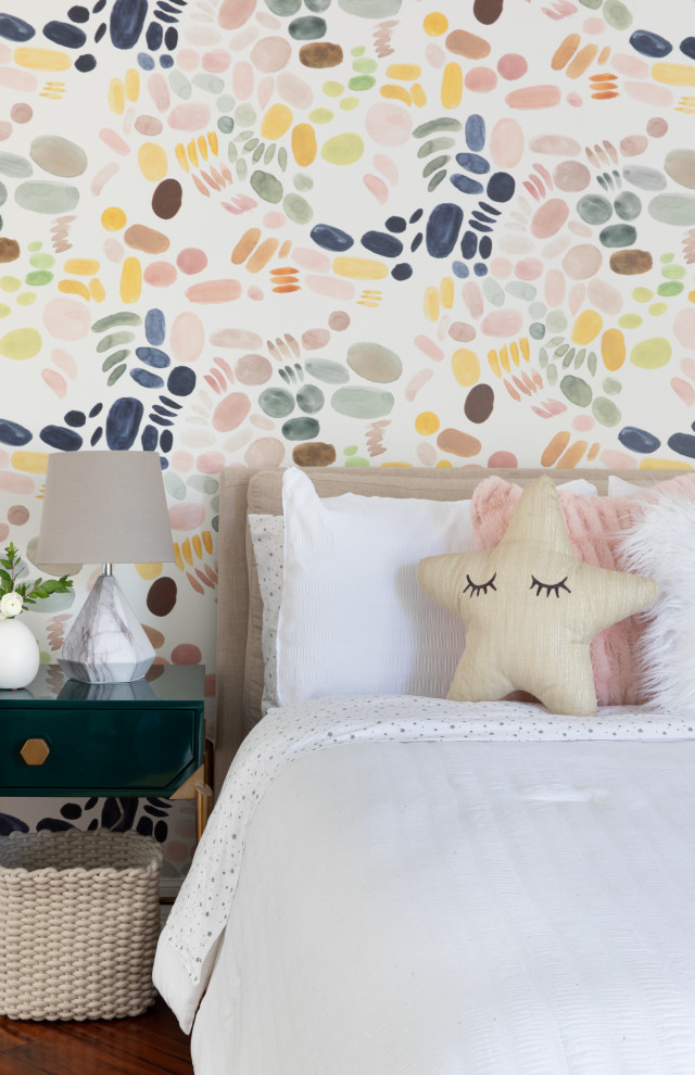Mittelgroßes Modernes Hauptschlafzimmer ohne Kamin mit weißer Wandfarbe und braunem Holzboden in Austin