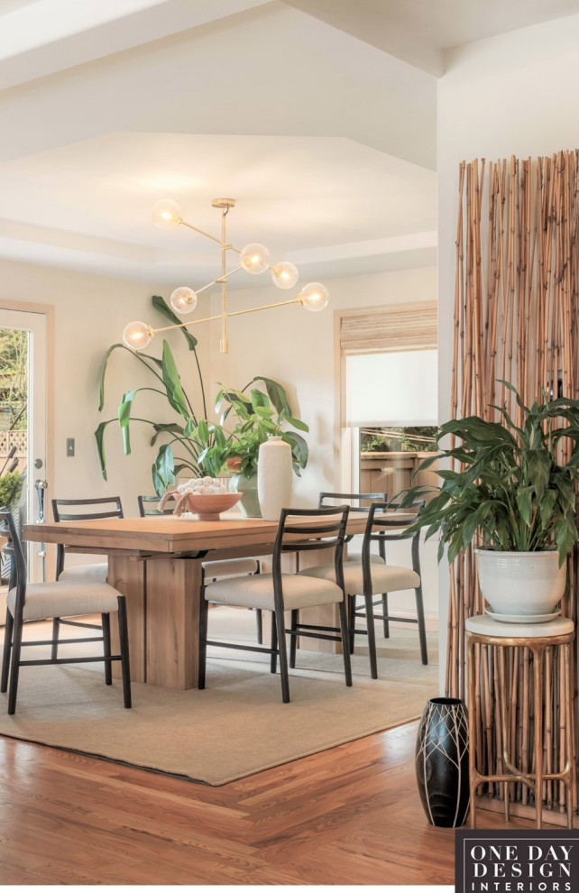 Aménagement d'une salle à manger ouverte sur le salon moderne de taille moyenne avec un sol en bois brun et un plafond à caissons.