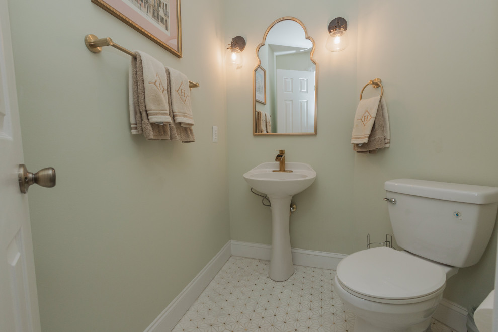 ワシントンD.C.にある高級な小さなトラディショナルスタイルのおしゃれなトイレ・洗面所 (緑の壁、モザイクタイル、ペデスタルシンク、マルチカラーの床) の写真