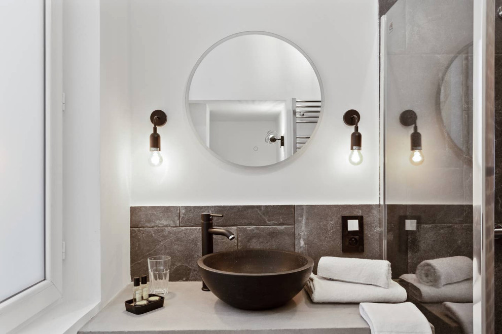 Ispirazione per una piccola stanza da bagno con doccia industriale con un lavabo