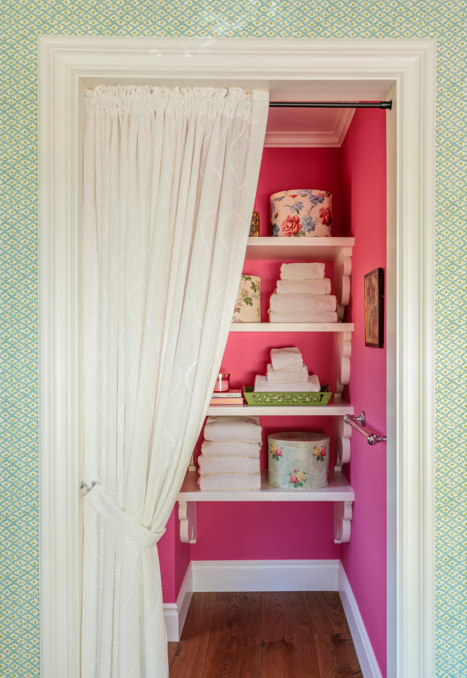 Ejemplo de cuarto de baño principal y único bohemio de tamaño medio con armarios estilo shaker, bañera exenta y paredes rosas