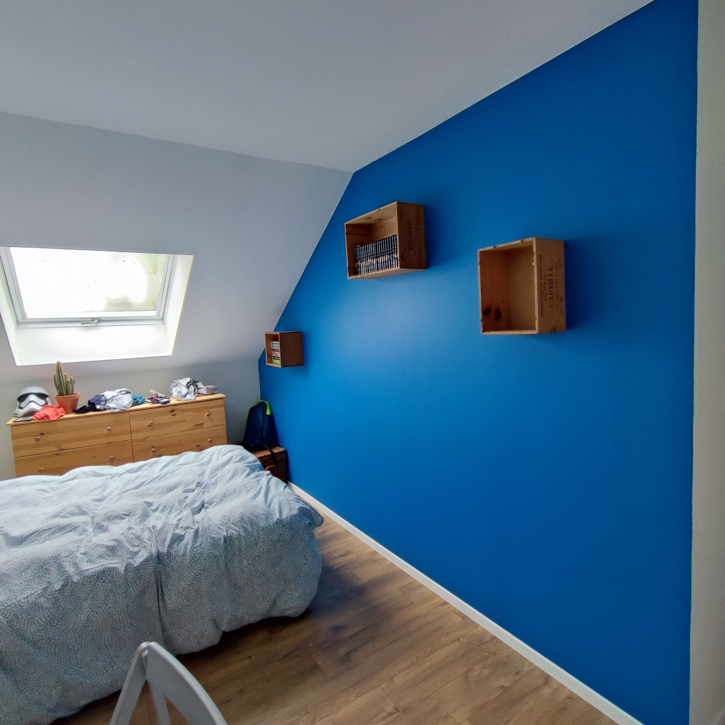 Création de deux chambres dans un grand espace d'étage.