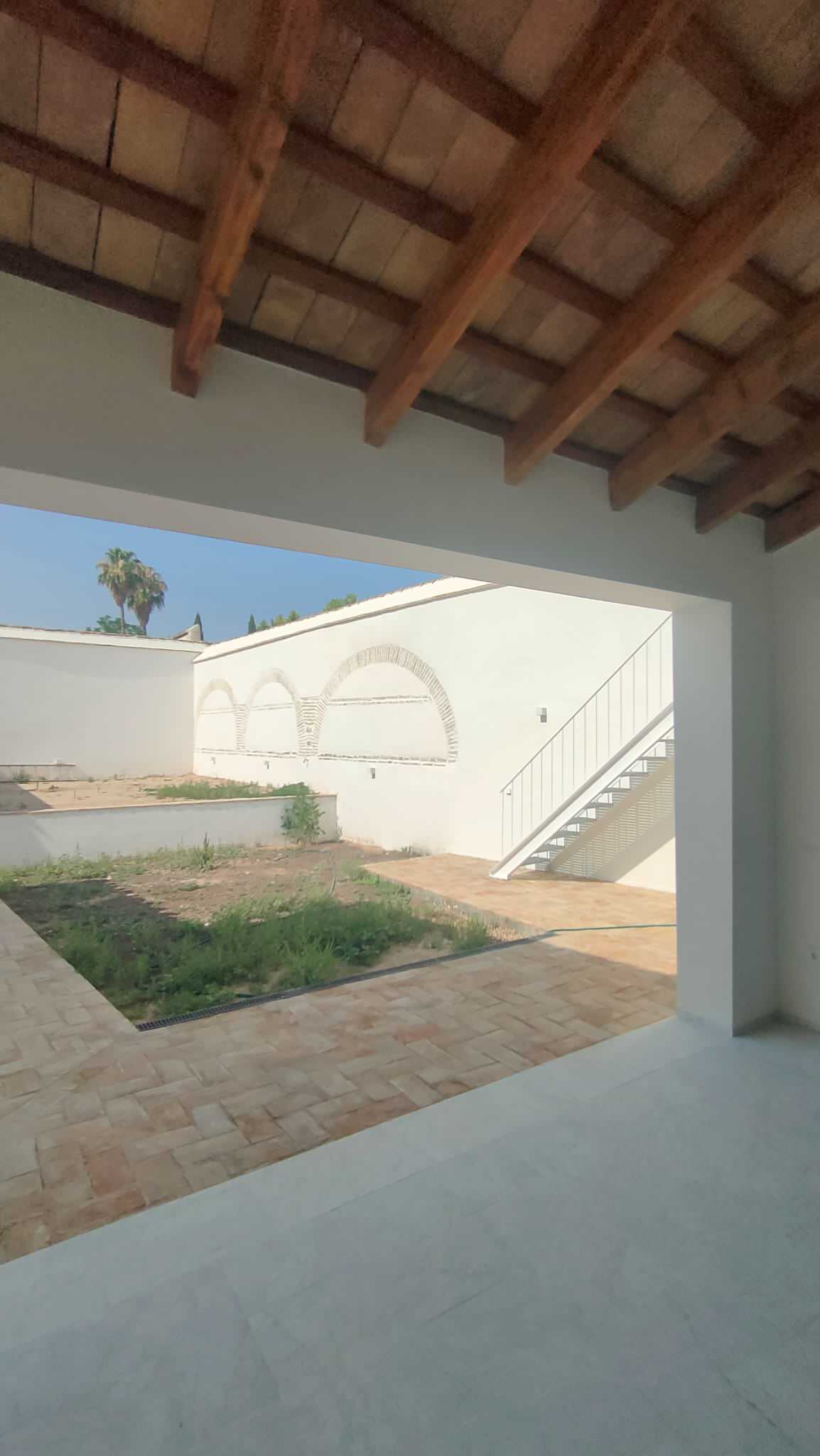 CASA CON DOS PATIOS