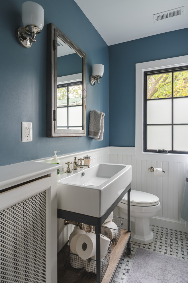 Стильный дизайн: ванная комната в стиле неоклассика (современная классика) с открытыми фасадами, серыми фасадами, синими стенами, полом из мозаичной плитки, консольной раковиной, разноцветным полом, тумбой под одну раковину, напольной тумбой и панелями на стенах - последний тренд