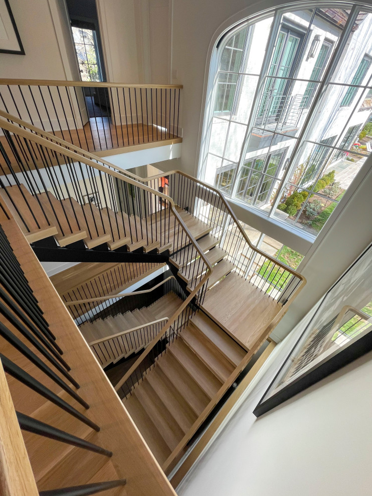 Imagen de escalera suspendida minimalista extra grande con escalones de madera, barandilla de varios materiales y machihembrado