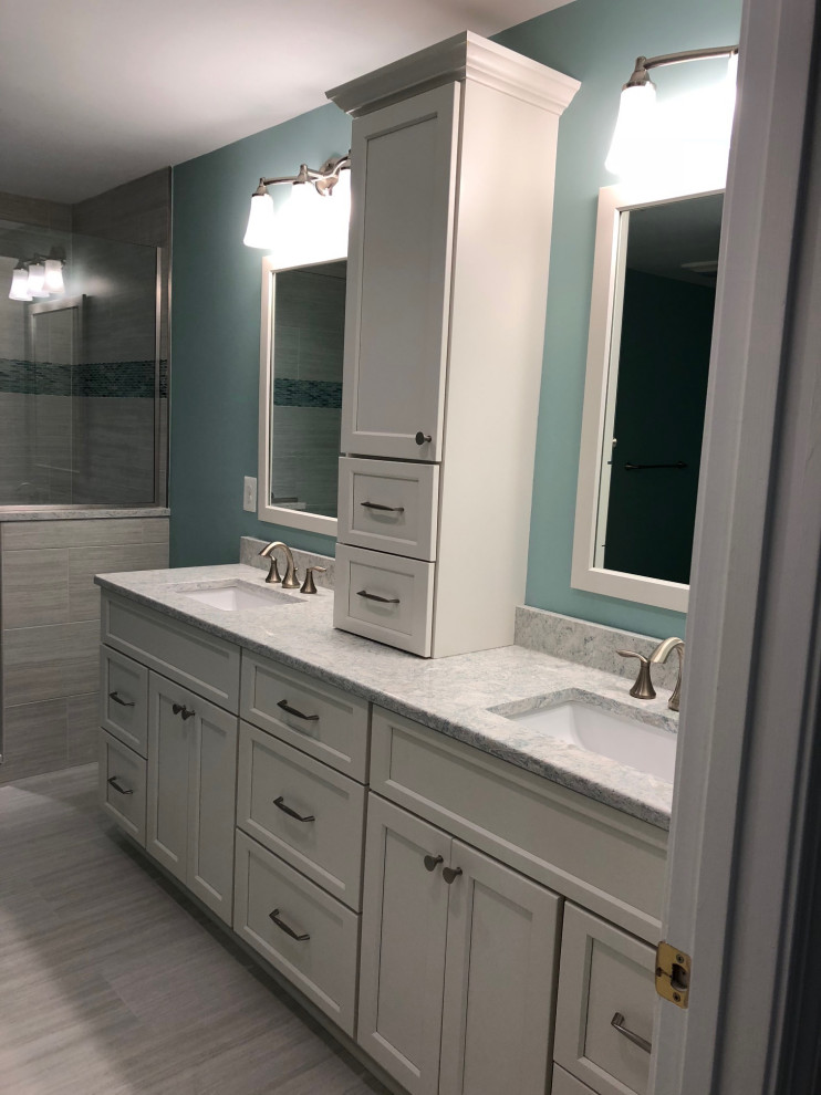Foto de cuarto de baño principal, doble y a medida contemporáneo con armarios estilo shaker, puertas de armario blancas, lavabo bajoencimera y banco de ducha