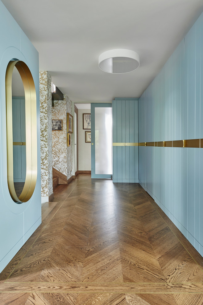 Mittelgroßer Moderner Eingang mit Korridor, weißer Wandfarbe, braunem Holzboden, Einzeltür, Haustür aus Metall, gewölbter Decke und Tapetenwänden in London