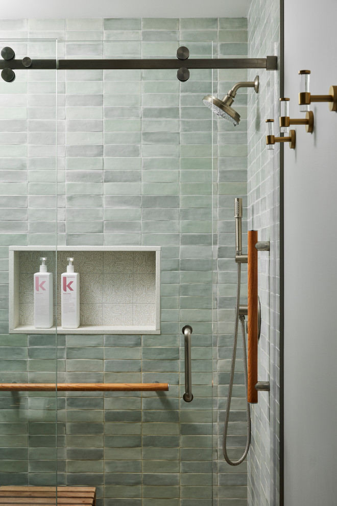 Пример оригинального дизайна: главная ванная комната среднего размера в стиле неоклассика (современная классика) с фасадами в стиле шейкер, зелеными фасадами, душем в нише, биде, зеленой плиткой, керамической плиткой, белыми стенами, полом из керамогранита, врезной раковиной, столешницей из искусственного кварца, коричневым полом, душем с раздвижными дверями, белой столешницей, нишей, тумбой под одну раковину и встроенной тумбой