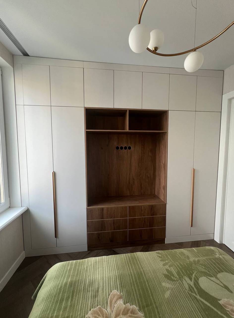 Встроенные распашные шкафы