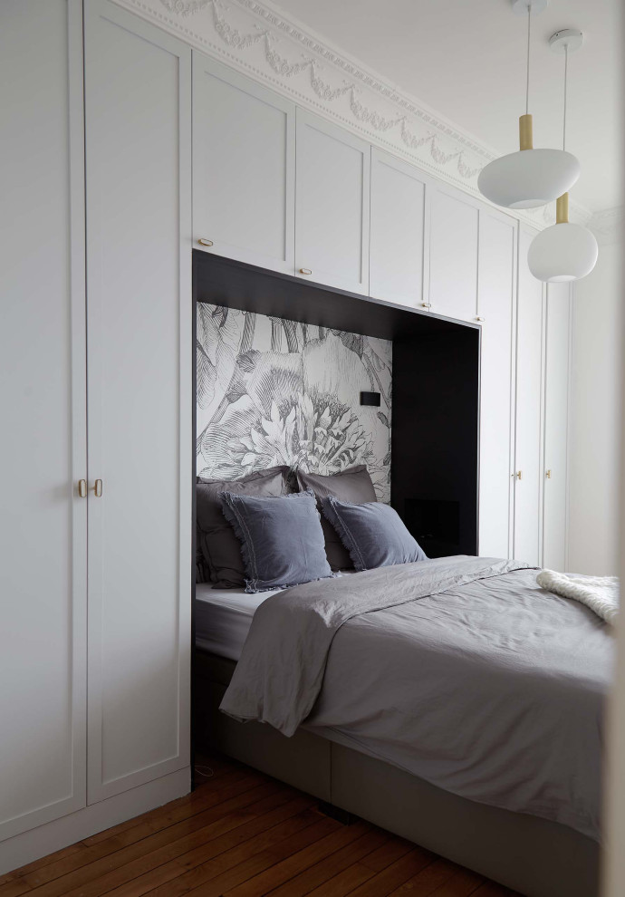 Foto på ett stort retro sovrum, med grå väggar
