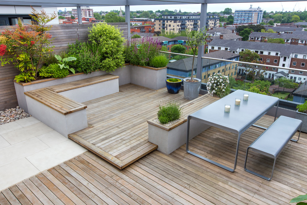 Photo of a contemporary rooftop and rooftop deck in Berkshire with a container garden and no cover.