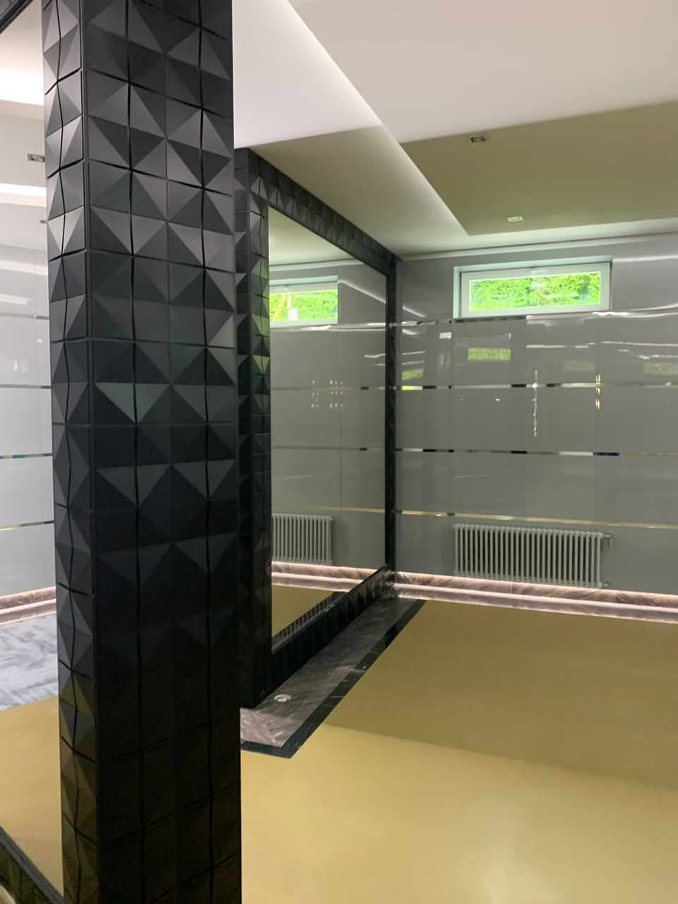 Стеновая панеляция зоны бассейна и спортзала в частном доме