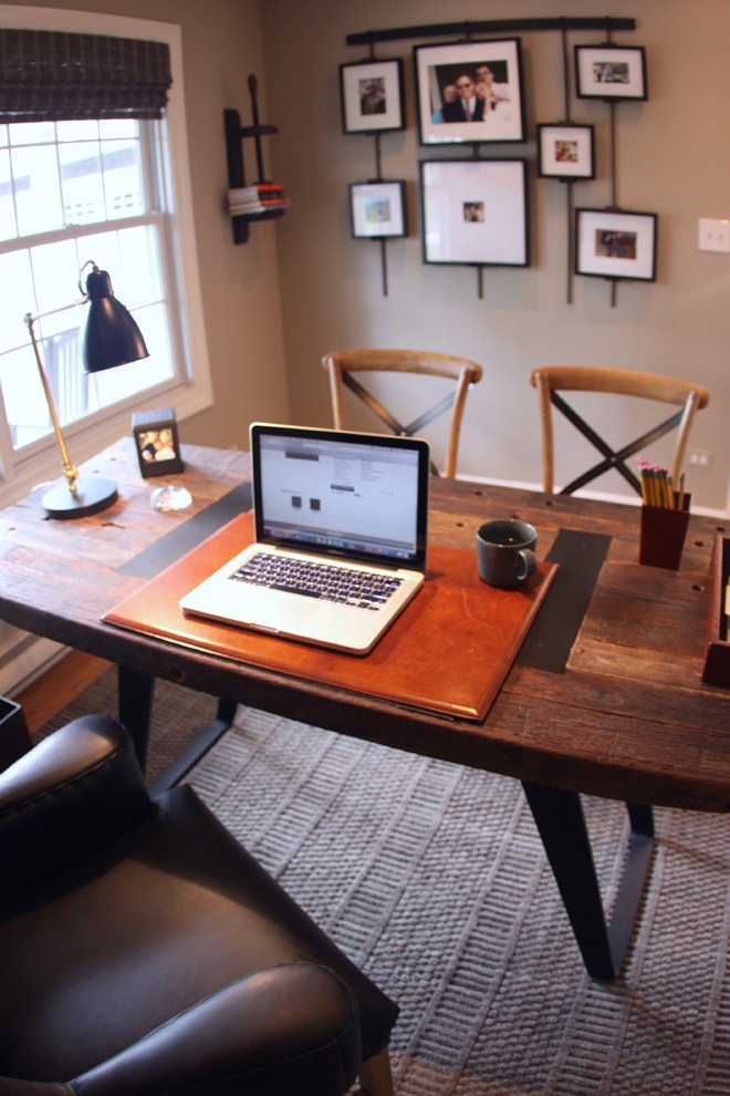 Imagen de despacho clásico renovado pequeño sin chimenea con paredes grises, suelo de madera en tonos medios y escritorio independiente