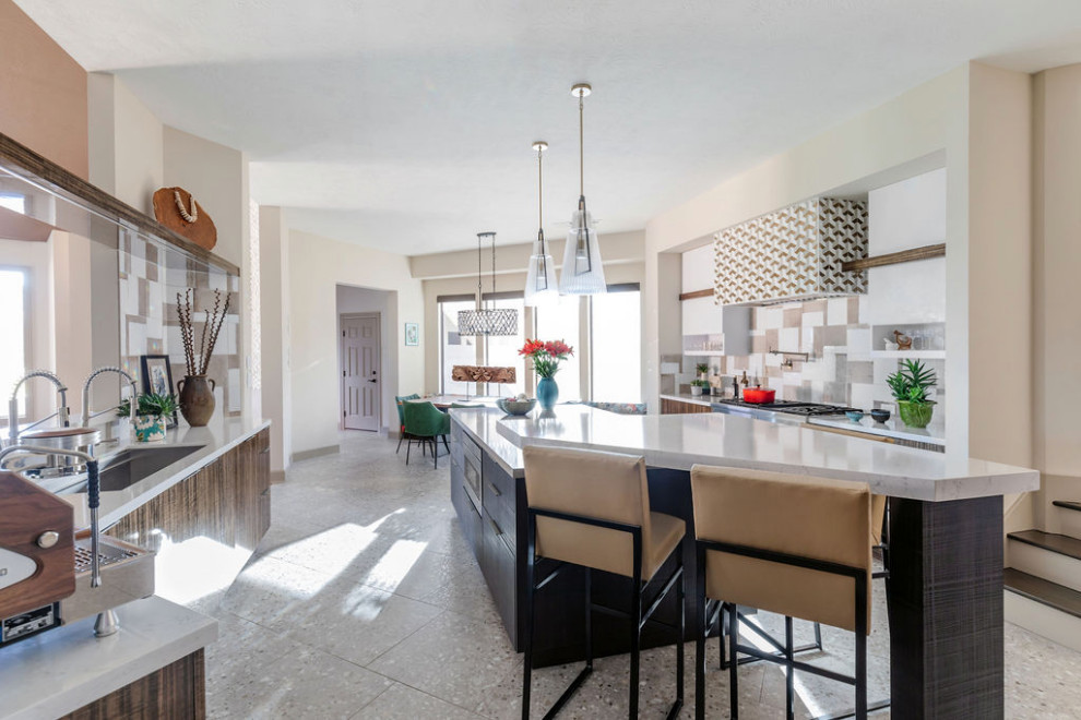 Bild på ett mellanstort funkis vit vitt kök, med en undermonterad diskho, släta luckor, bänkskiva i terrazo, flerfärgad stänkskydd, stänkskydd i glaskakel, rostfria vitvaror, terrazzogolv, flera köksöar och flerfärgat golv