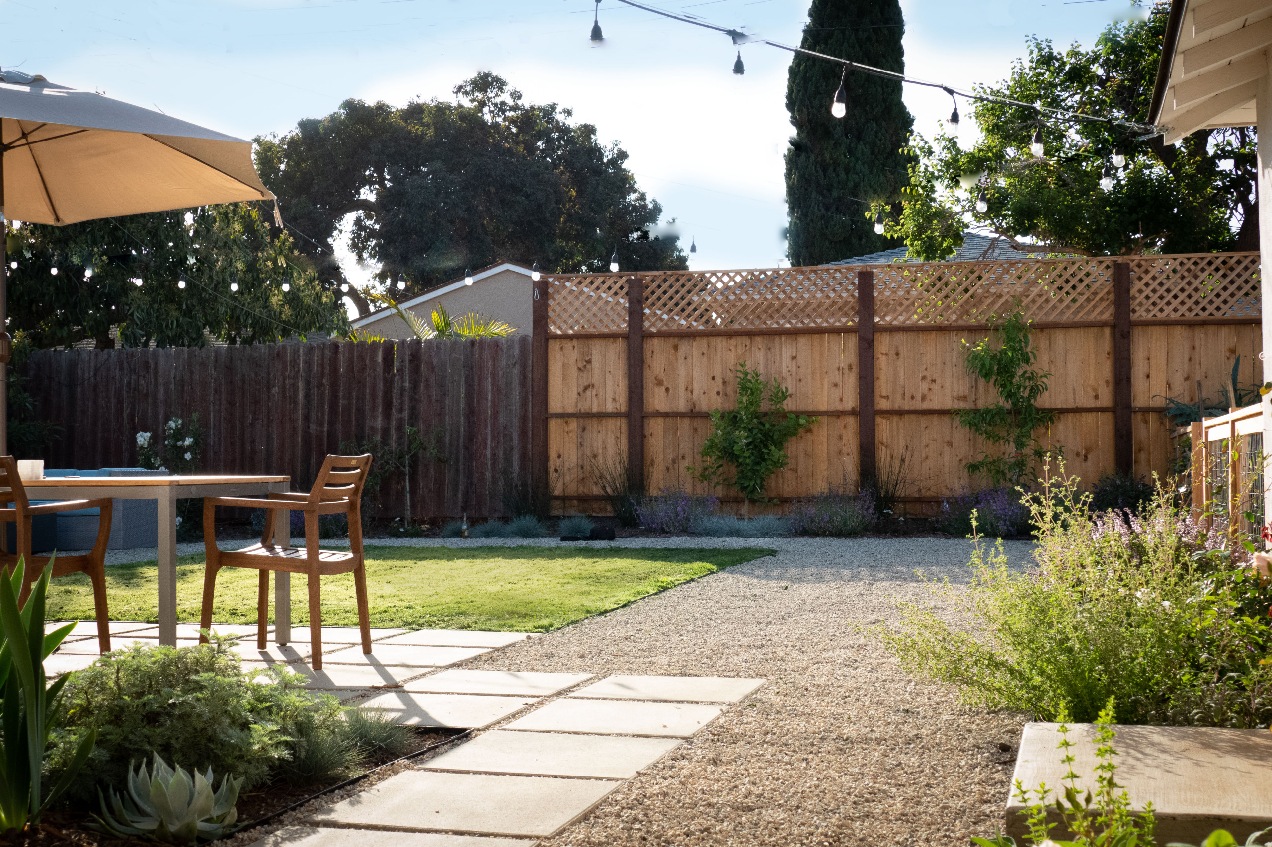 おしゃれな芝生の庭の画像 21年10月 Houzz ハウズ