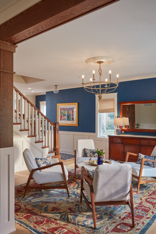 На фото: гостиная комната в морском стиле с синими стенами, светлым паркетным полом, бежевым полом и панелями на стенах