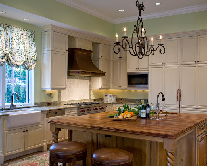 Kitchen - traditional kitchen idea in Denver