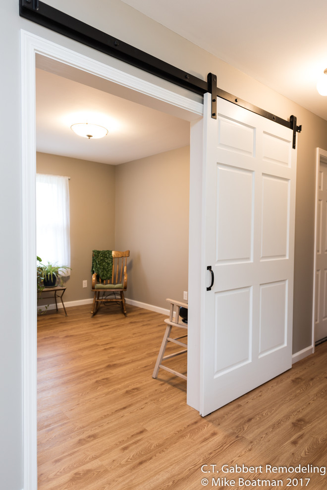 Transitional home design photo in Chicago