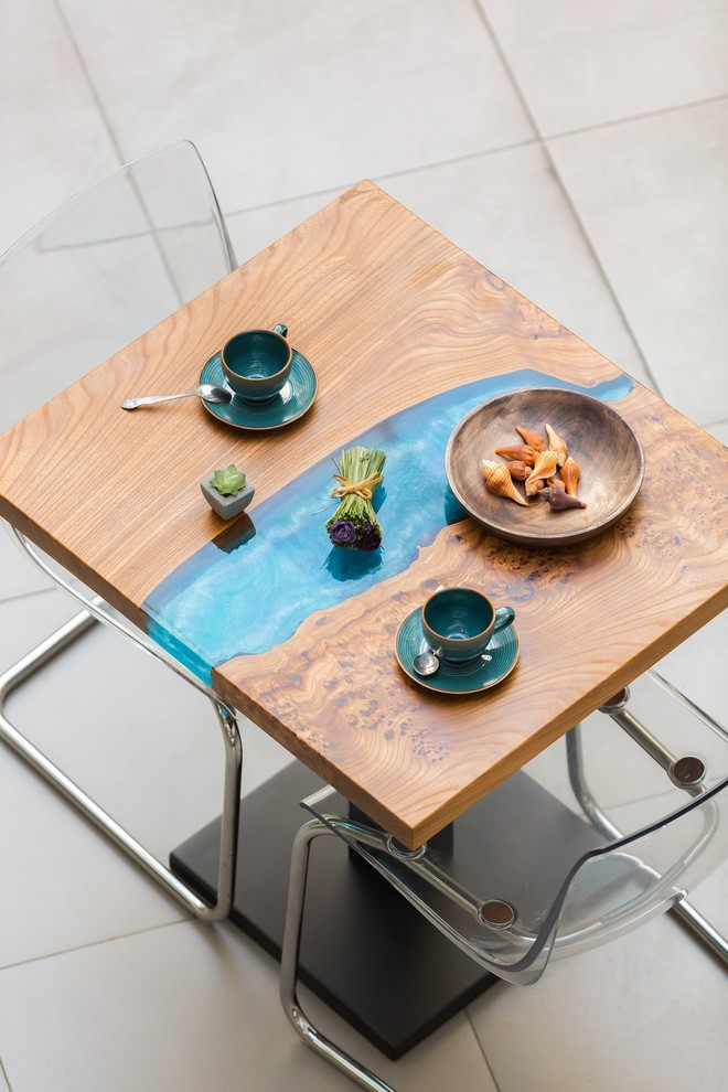 Стол из Карагача с серо-голубой рекой