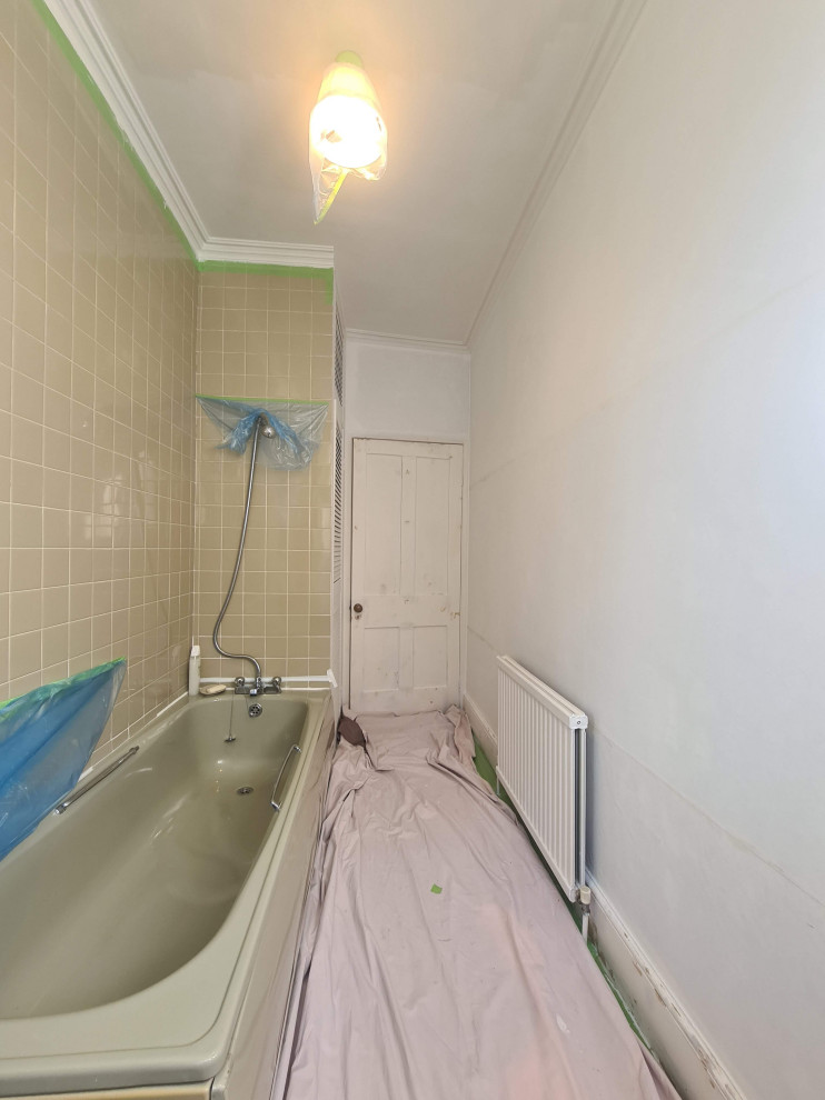 Свежая идея для дизайна: главная ванная комната среднего размера в классическом стиле с белыми фасадами, накладной ванной, душем в нише, унитазом-моноблоком, бежевой плиткой, керамической плиткой, бежевыми стенами, раковиной с пьедесталом, шторкой для ванной, тумбой под одну раковину, напольной тумбой, кессонным потолком и обоями на стенах - отличное фото интерьера