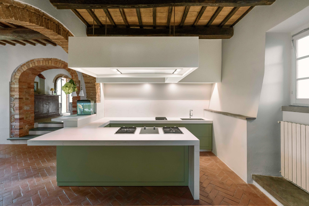 Exempel på ett stort modernt vit vitt kök, med en nedsänkt diskho, luckor med profilerade fronter, gröna skåp, bänkskiva i koppar, vitt stänkskydd, klinkergolv i terrakotta, en halv köksö och rött golv