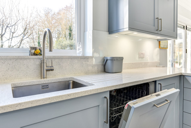 Classic British Kitchen in Ashington, West Sussex modern-koek