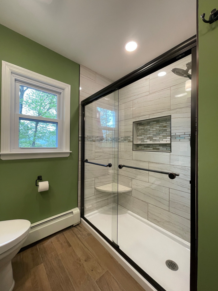 Foto di una stanza da bagno padronale minimalista di medie dimensioni con WC a due pezzi, top grigio e un lavabo